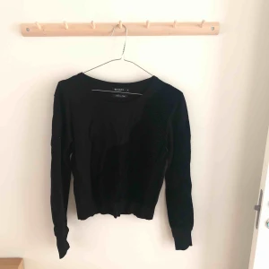  - Tiger of Sweden tröja. Finstickad, tunn.