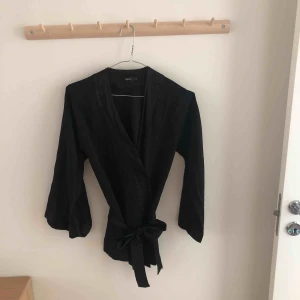  - Filippa k blus som går att ha med band i midja eller utan och dessutom går att knäppa upp. 