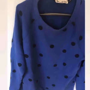  - Blå tröja med prickar. Fått fr pojkvän därav lite oversize modell.  Herr (S) Dam (L)