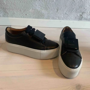  - ACNE STUDIOS DRIHANNA  Platform sneakers från Acne Studios. Oanvända. Nypris 3200 kr. 