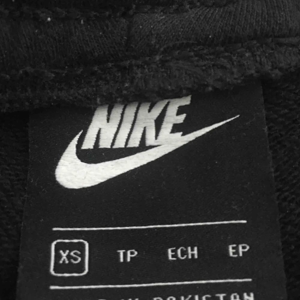 Ett par jätte sköna Nike sweatpants. Använda 1 gång, säljer på grund av att jag köpte fel storlek då jag skulle ha S.  Köpare står för frakt! . Jeans & Byxor.