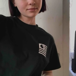 - En charhartt tshirt, mörkgrön och xs i herr storlek så typ xs-s🥵😍 Frakt tillkommer, betalning sker via swish💕 bara att skicka ett meddelande vid frågor/om du vill ha fler bilder mm🥳 går alltid att pruta 