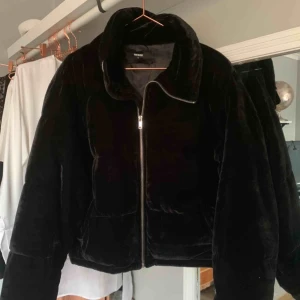  - Jacka i svart sammet. Använd en gång.