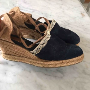 Espandrillos  - Skor storlek 38, fint skick, använda en gång. Köparen betalar 59kr för frakt. 