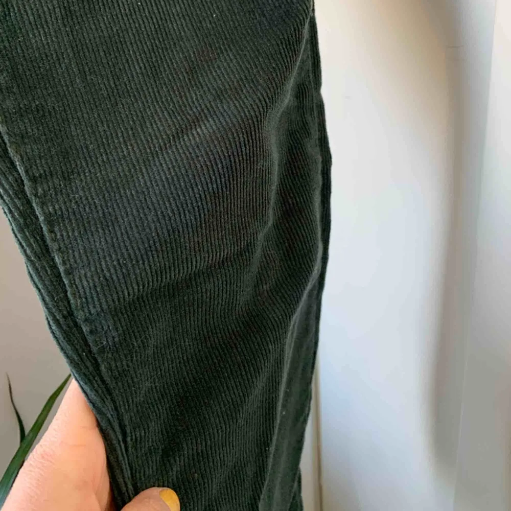 Superfina gröna Manchester byxor som inte kommer till användning, köparen står för frakten 🦋. Jeans & Byxor.