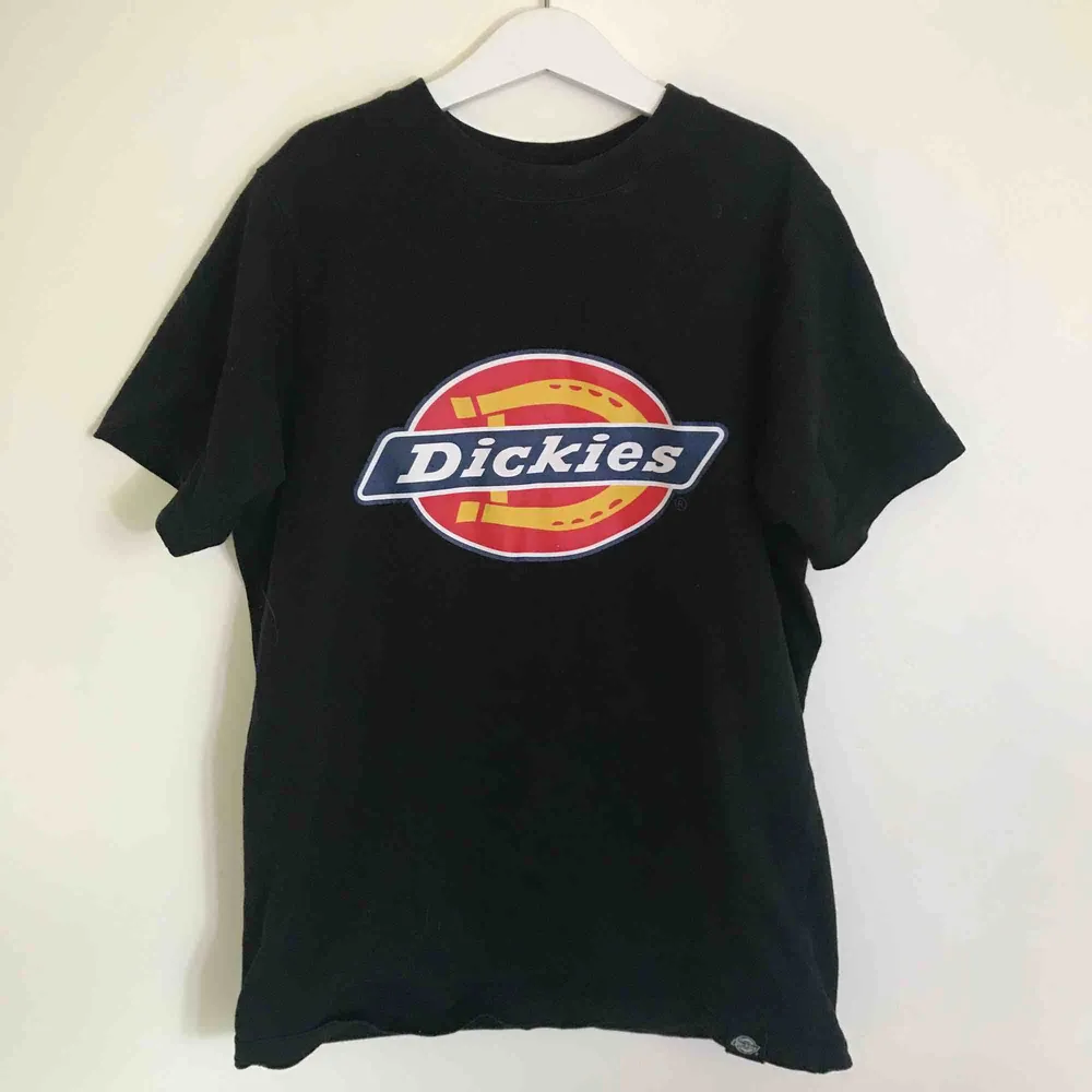 Cool svart t-shirt från Dickies. Köptes för 300kr. Köpare står för frakt. Passar som storlek xxs -s beroende på önskad passform. T-shirts.
