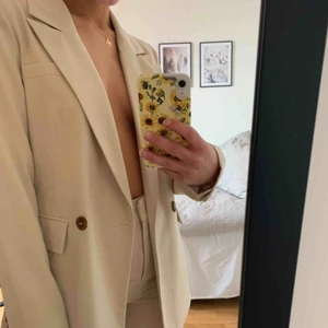 Kavaj - Beige kavaj ursprungligen från NA-KD. Storlek 32, men oversized så uppskattar till 34/36. Nypris ca 800kr. Endast använd en gång, jättebra skick. 