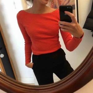  - Orange croptop från Gina i nytt skick! Oval krage. 