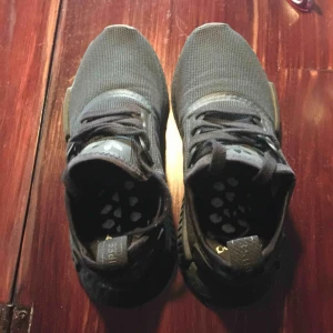  - Svarta adidas nmd strl 37,5 i topp skick  Endast seriösa köpare tack! Pris är inkl frakt! 