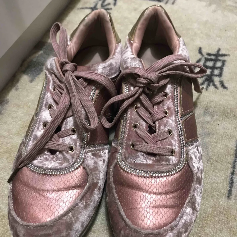 Ett par rosa skor. . Skor.