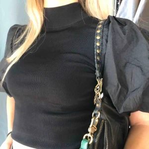  - Super snygg festligare topp från ZARA med balla puffade axlar😍😍. Skulle säga att färgen är en blandning av mörkblått och svart. Super skönt material, ALDRIG använd med prislappen kvar! 🌟