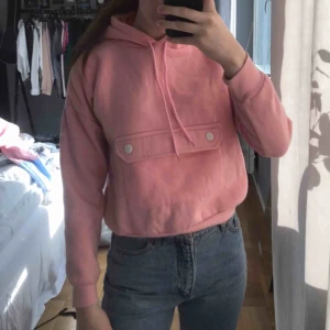  - Rosa hoodie storlek XS. 150 kr inklusive frakt🌸 köpt i Paris