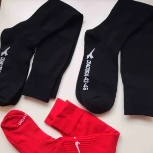  - Fotbollsstrumpor stl 43-46. Bara de svarta kvar. Helt nya, aldrig använda 