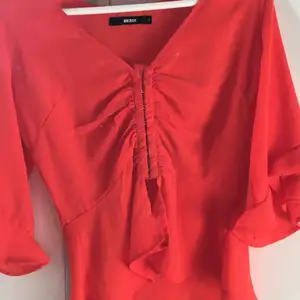 Supersöt röd topp från bikbok som passar perfekt till en sommar outfit 