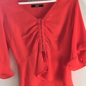  - Supersöt röd topp från bikbok som passar perfekt till en sommar outfit 