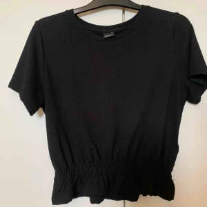  - Jättefin svart topp från ginatricot. 