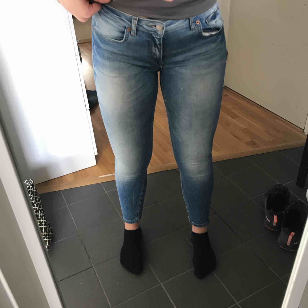 Ett par ljusblåa jeans från Gina Tricot. Märket på byxorna heter kristen. Jeansen är i bra skick, knappt använda. Finns en dragkedja längst ner på båda bena som en lite detalj.   Frakt tillkommer.. Jeans & Byxor.