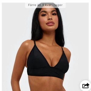 Svart bikiniöverdel från Nelly - Köptes iår och är endast testad, nypris 200 kr. Tvättas innan den skickas. Frakten kostar 42 kr💞