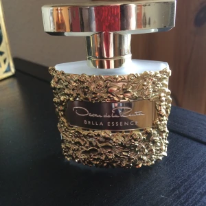 Oscar de la Renta Bella Essence - 30 ml edp, testad fåtal gånger. Frakt: 42 kr i postens påse.