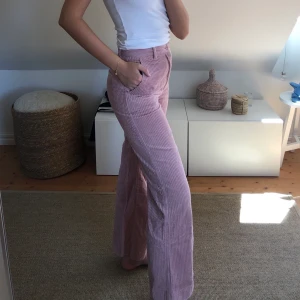 Manchesterbyxa - Så snygg manchesterbyxa från H&M med perfekt passform i nyskick!!🤩💕 köparen står för frakt!