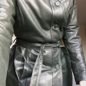 Skinnjacka 38/40 - Vintage skinnjacka. Fin mörkgrön färg som är svår att fånga på bild. Angivet strl 42 men liten i storlek för passar även mig som är 36. Pris inkl frakt.