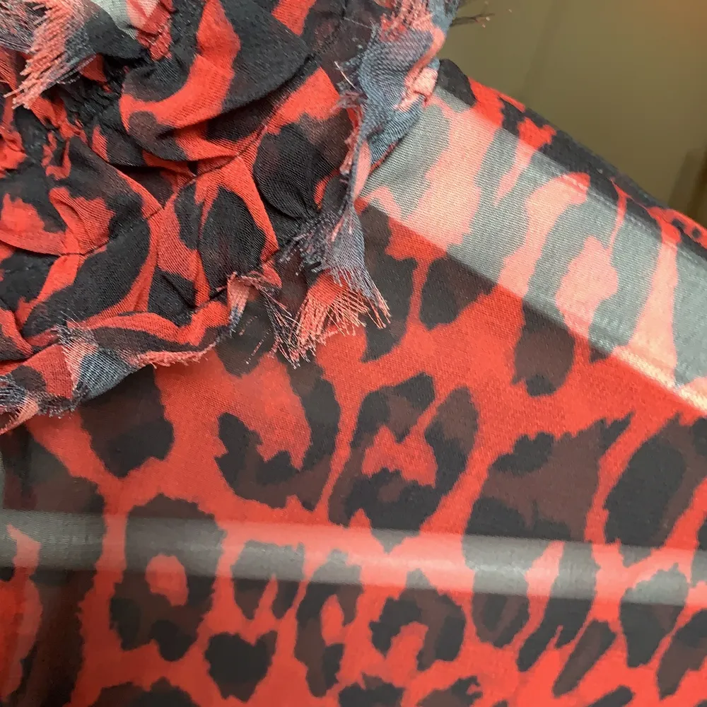 Blus från zara i ett rött svart leopard print som är lite genomskinligt.Knappt använd. Köparen står för frakten. . Blusar.