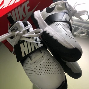 Nike skor str 38,5 - Jätte fina skor med lite 90/ 20s vibe använda endast 2 gånger :(