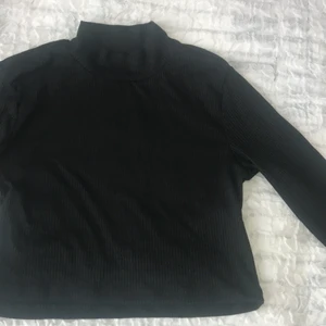 Tröja - En långärmad tröja med hög hals från Bikbok. Aldrig använd. Frakt ingår!