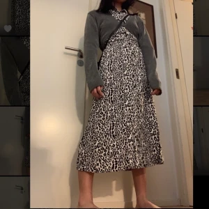 NAKD Leopardklänning - En leopard klänning från NA-KD, storlek xs, aldrig använd🥰🥰 Kontakta för fler bilder!!