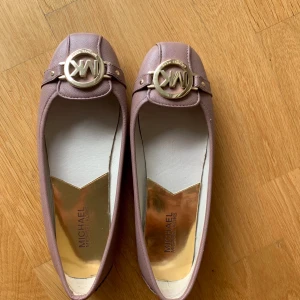 Michael Kors ballerinaskor💕 - Säljer mina jättefina ballerinaskor från Michael Kors✨ Knappt använda, endast ett litet skav på hälen, men syns nästa ingenting. Nästan helt i nyskick! Nypris: 1200kr. Köparen står för frakten. 
