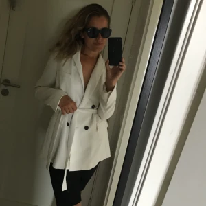 Kavaj vit  - Kavaj vit med knytband och knappar. Ok skick! Fint och starkt material och sitter snyggt! Frakt ingår i priset! Jag har storlek 36! 