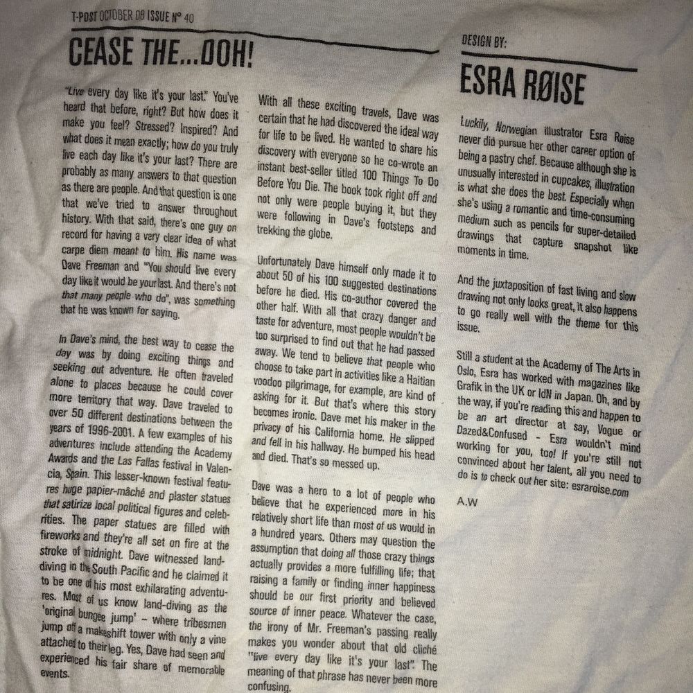 En skön secondhand vit T-shirt från T-POST med design som förseställer två personer som kysser varandra, om man vänder ut och in på t-shirten så står det lite om inspirationen till designen och om designern Esra Røise. Uppskattad storlek är S, Frakt 22 kr. T-shirts.