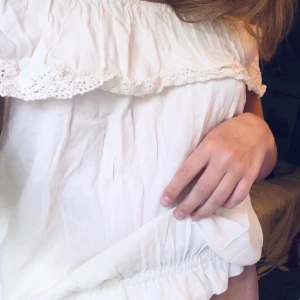 Söt vit tröja BikBok storlek M/S - Säljer då jag inte använder den! Jätteskön och fin. Storlek M men passar mig som är XS. Från BikBok 💋