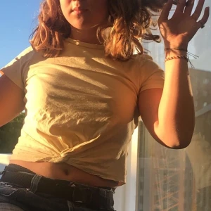 Gul T-shirt  - Väldigt fin T-shirt perfekt till sommaren,den är S men passar både XS och M Frakt 22kr men kan också mötas upp i Stockholm .💞🌈