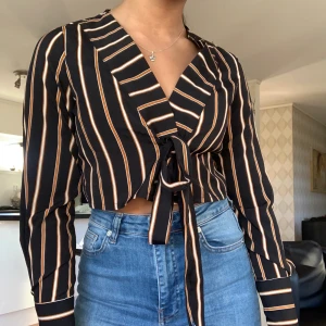 Tunn skjorta - Tunn & härlig skjorta från Boohoo. Knäpps framtill med en knapp och sedan knyts själv hur man vill ha den.  Mer åt det ”croppade” hållet än en vanlig skjorta. Strl. 6 (motsvarande XS) jag är S och den sitter helt ok på mig. 80kr ink. Frakt ! 😊