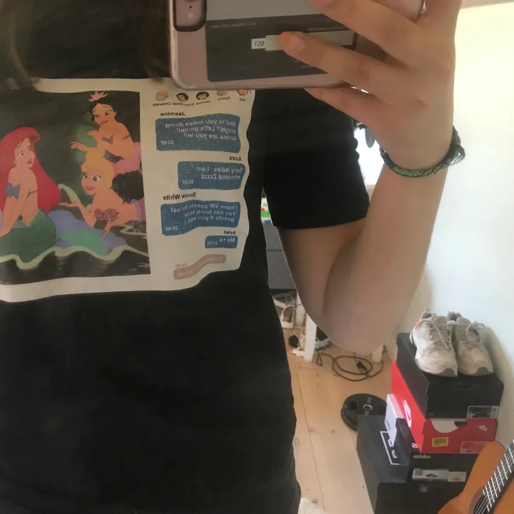 En svart t-shirt med tryck på Ariel, hennes systrar och en messanger konversation. Så fin!🧞‍♀️. Passar dig i storlek sx/s gillar du Disney? ;). T-shirts.