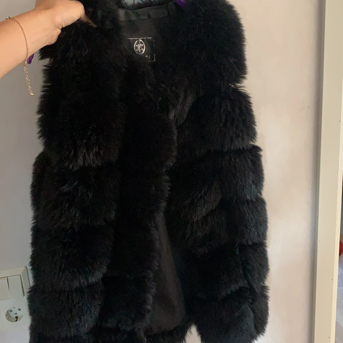 Svart pälsväst