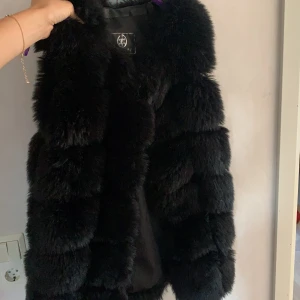 Svart pälsväst - Svart pälsväst som jsg köpte förra sommaren, använt väldigt lite och i fint skick. Köpte för 900kr på rea. 