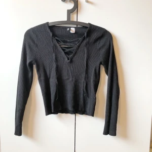 croptop / magtröja  - svart croptop/magtröja med snörning i bröstet. storlek M men ganska tight. slutar strax över naveln. 