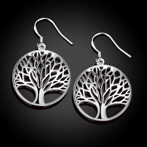 🌳 LIVETS SILVER ÖRHÄNGEN  925 + ETUIET🌳  - 🌳NYA SILVER ÖRHÄNGEN LIVETS TRÄD 🌳 + PRSENT BOX Nya livets träd krock örhängen, silver stämpel 925. Ett träd kan bli 3000 år gammalt om man låter det vara därför är ett träd en symbolisk Hyllning till livet då ett träd vissnar aldrig . Varje år blommar de