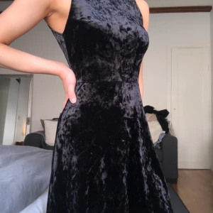 Velourklänning med öppen rygg - Använd en gång på skolavslutning så är i nyskick. 