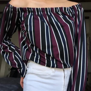 Offshoulder topp - Randig offshoulder topp. Använd en gång. Nyskick. Skönt material