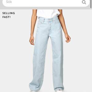 Säljer mina ljusblåa wide leg jeans från junkyard! De har två märken men det är inget som syns på utsidan. Kontakta mig för fler bilder! 
