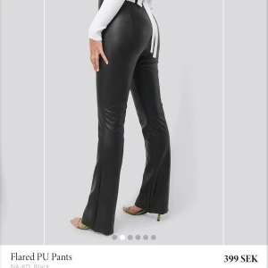 Bootcut skinnbyxor - Jättesnygga stretchiga bootcut skinnbyxor ifrån nakd i storlek 34, eftersom dem är stretchiga passar dem även större storlekar. Frakten ligger på 65kr