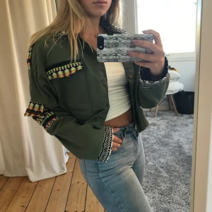 Militärgrön jacka från shein - Militärgrön jacka från shein i storlek L. Helt oanvänd