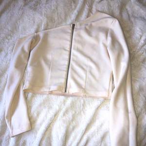 Off shoulder tröja som endast använts ett fåtal gånger och som är i bra skick. Storlek S