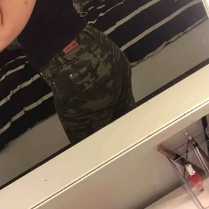  - Snygga jeans, sitter bra på!  Köparen står för frakten 💕