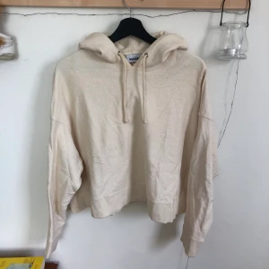 Cia Hoodie Weekday - Beige cropped hoodie från weekday. Mycket sparsamt använd. Finns i Linköping. Frakt tillkommer. 