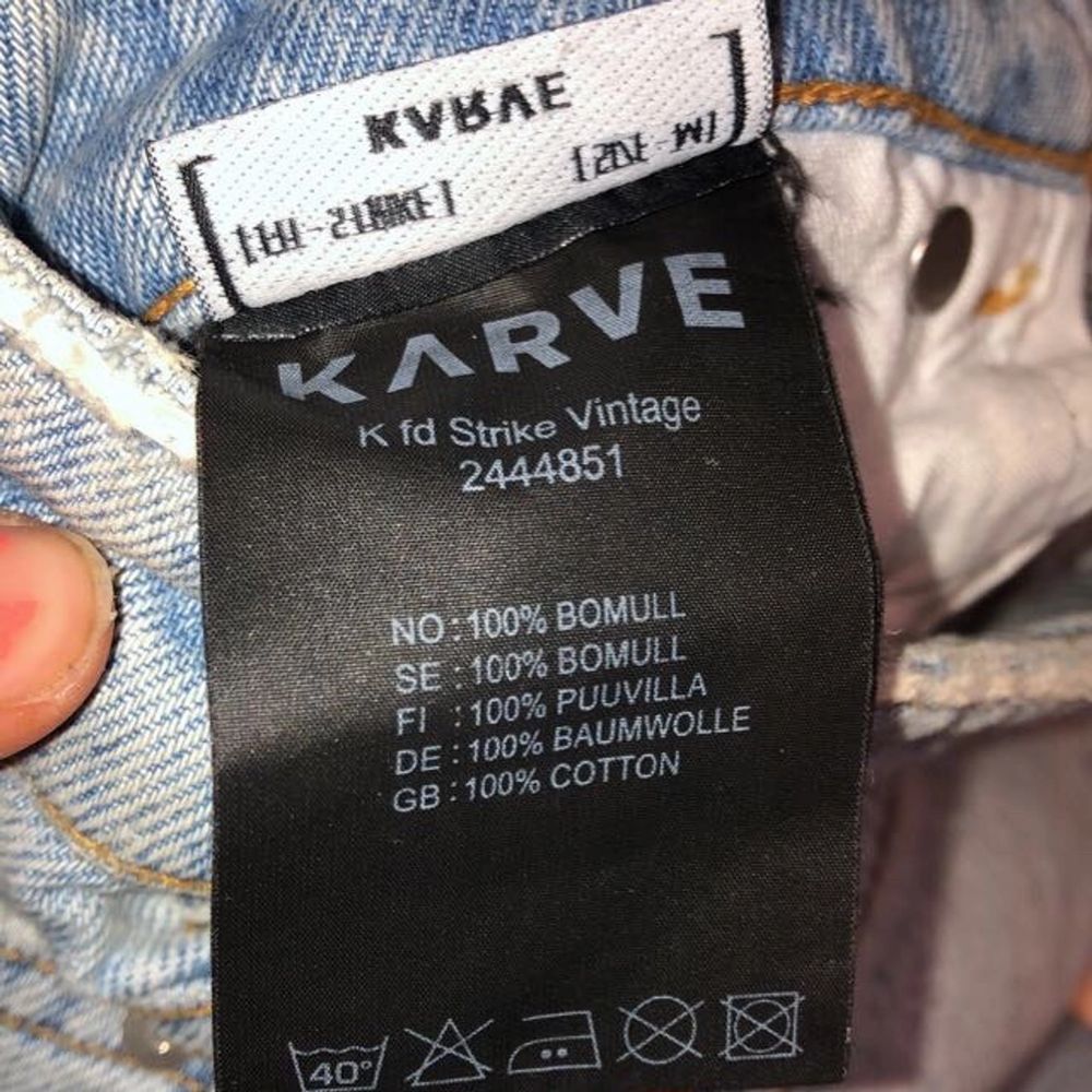 Säljer dessa skitsnygga mom jeans då de är för stora för mig. Endast använda en gång! Originalslitningar nere vid fötterna. Nästan toppskick! Ända felet är att lappen där bak saknas men är inget man tänker på. Skriv för mer info!❤️ pris kan diskuteras.. Jeans & Byxor.