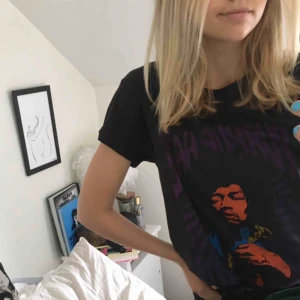  - Världens coolaste tisha! Sjukt coolt till slitna jeans eller sötare till kjol!